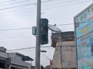 Lampu Lalu Lintas Kota Idi Rusak Disenggol Mobil