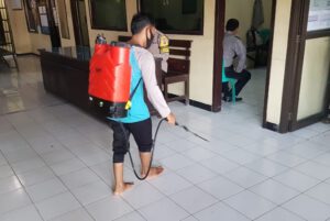 Utamakan Pelayanan Bersih dan Sehat, Mapolsek Kapetakan Semprot Disinfektan