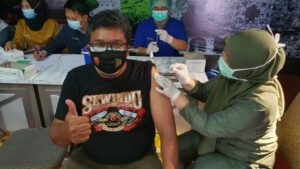 Cegah Terpapar Virus Covid-19, Jajaran Humas Polres Cirebon Kota Lakukan Suntik Vaksinasi