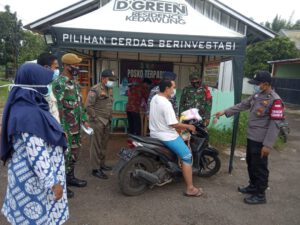 Bersinergi Dengan Pemdes dan Instansi Terkait, Bhabinkamtibmas Tindak Puluhan Pelanggar PPKM 