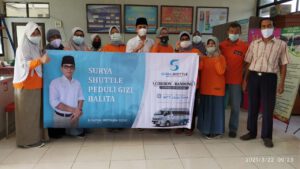 Surya Shuttle Peduli Gizi Balita Bagikan Ratusan Susu Kotak