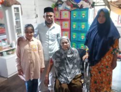 Anggota DPRK Aceh Timur, Yahya Ys Serahkan Bantuan Kursi Roda