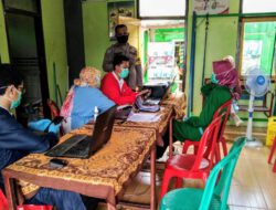 Bhabinkamtibmas Harjamukti Monitoring Kegiatan Suntik Vaksin Bagi Lansia