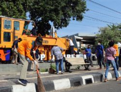 Peringati Hari Lingkungan Hidup Sedunia, KAI Daop 3 Cirebon Bersama Puluhan Komunitas Bersih-bersih Monumen KA