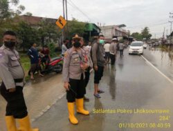 Polres Lhokseumawe Lakukan Pengaturan Lalu Lintas Di Lokasi Banjir