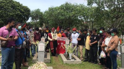 Sempat Ditangkap Polisi, Masyarakat Adat Batak Ziarah ke Makam BJ Habibie yang Tutup TPL Tahun 1999