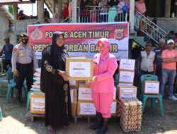 Ketua Bhayangkari Daerah Aceh Salurkan Bantuan Kepada Warga Terdampak Banjir Melalui Ketua Bhayangkari Cabang Aceh Timur