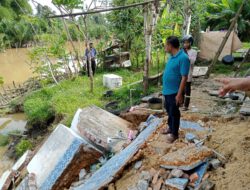 Akibat Abrasi Sungai 1 Unit Kamar Mandi Warga Ambruk