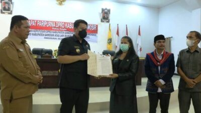 Sorta Siahaan Ucapkan Selamat Sukses Properubahan Pada Rapat Paripurna DPRD Samosir