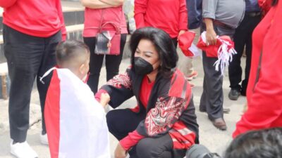 “Ketua TP PKK Tapanuli Utara Turut Semarakkan Gerakan Pembagian 10 juta Bendera Merah Putih”!