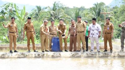 Wabup Lampura Lepas Ribuan Bibit Ikan