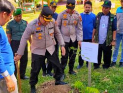 Lestarikan Lingkungan, Polres Rohul Bersama Civitas Akademika UPP Giat Penghijauan Dengan Melakukan Penanaman Pohon