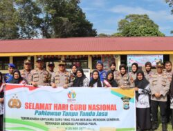 Tangis Haru Guru Guru SDN 002 Kuala Terusan Saat Mendapat Kunjungan Rombongan Polres Pelalawan