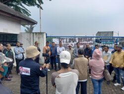 Pagar Perusahaan Roboh Saat Hujan Lebat PT Multi Sarana Sakti Demo ke Kantor PT Lintas Lima Benua
