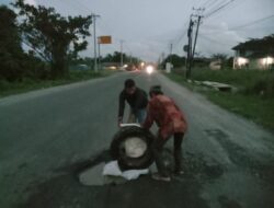 Banyak Lubang Memakan Korban Di jalan Lintas Medan Banda Aceh
