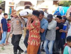 Kesampingkan Jabatan Kapolsek Peureulak Barat Ikut Gotong Jenazah Warganya