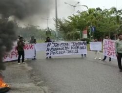 Akibat Polusi Udara Dari Pabrik Olahan Rayon PT. Asia Pasific Rayon ( PT. APR) Bagian Dari APRIL Group, Gabungan mahasiswa dan pemuda Demo Di Depan Gedung DPRD Kabupaten Pelalawan Provinsi Riau