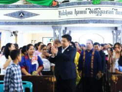 Penutupan Pemaparan, Bupati & Wabup Samosir Serahkan Piala Bergilir Kepada Gereja HKBP Pangururan Kota Sebagai Juara Umum