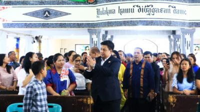 Penutupan Pemaparan, Bupati & Wabup Samosir Serahkan Piala Bergilir Kepada Gereja HKBP Pangururan Kota Sebagai Juara Umum