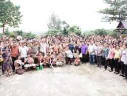 Kunjungi SMA Negeri 1 Mandrehe, Bupati Nias Barat Disambut Guru-guru dan Ratusan Siswa