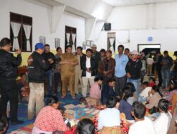 Bupati Samosir Kunjungi Pengungsi dan Meninjau Langsung Lokasi Banjir Bandang