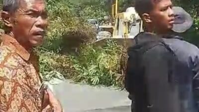Alat Berat Dinas PUTR Samosir Bersihkan Material Longsor di Jalan Tele