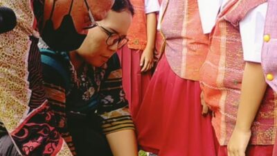 Kadisdikpora Samosir Bagi-Bagi Hadiah Pada Saat Bunga Desa