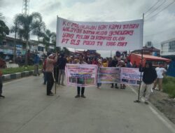 Jalan Lintas Timur Sorek Satu Macet Total Kerena Masyarakat Adakan Aksi Demo Masalahkan Lahan Sawit di 5 Kecamatan Kab. Pelalawan