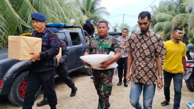 Jalin Sinergitas, Bersama Bhabinkamtibmas dan Babinsa, Personil Kompi 2 Batalyon B Pelopor Satbrimob Polda Aceh Saluran Sembako di Gampong Alue Beurawe Kota Langsa