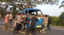 Quick Respon Brimob Kompi 2 Batalyon B Pelopor Bantu Korban Laka Tunggal Angkutan Umum Mini Bus di Desa Rantau Panjang Aceh Timur