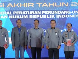 Kakanwil Kemenkum Aceh Hadiri  Refleksi Akhir Tahun Ditjen PP, Terima Buku Tanya Jawab Seputar Pembentukan Peraturan