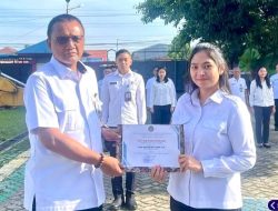 Kakanwil Yudi Suseno Memberikan Piagam Penghargaan Kepada Pegawai Teladan Kanwil Ditjenpas Sumut