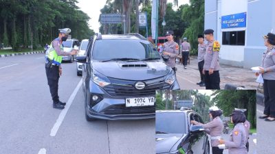 Pengguna Jalan di Traffic Light Jurong Cikarang Utara di Bagikan Takjil oleh Kapolres Metro Bekasi