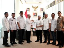 Aiyub Abas Resmi Jabat Sekjen Partai Aceh SK Diserahkan Kakanwil Kemenkum Aceh