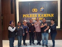 Haru Mengiringi Perpisahan Kapolres Kampar AKBP Ronald Sumaja, Pedang Pora Simbol Kehormatan dan Kenangan