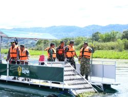 Bupati Samosir Bersama Dandim 0210/TU Terjun Bersihkan Eceng Gondok di Danau Toba