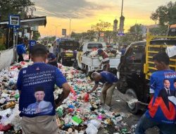 Datuk Abrizal Ketua DPH LAMR Kecamatan Payung Sekaki mengapresiasi Gerakan Bersih Sampah oleh Kader Partai Demokrat