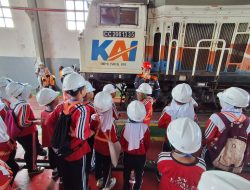 KAI Daop 3 Perkenalkan Dunia Perkeretaapian kepada Siswa dan Komunitas Sosial di Cirebon
