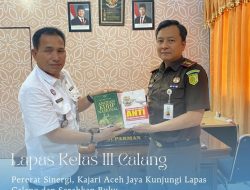 Pererat Sinergi, Kajari Aceh Jaya Kunjungi Lapas Calang dan Serahkan Buku