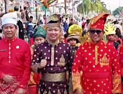 Memeriahkan HUT Kab. Pelalawan ke-26 Tahun 2025, Bupati H. Zukri Resmi Lepas Pawai Budaya, Ribuan Masyarakat Tumpah Ruah