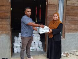 Ucapkan Terimakasih Kepada Masyarakat, Junaidi (Ateng) Bagikan Ratusan Mukenah Untuk Warga Desa Petow dan Kemuning Hulu