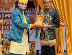 Wakil Bupati Aceh Timur T. Zainal Abidin, S.Pd.i. M.H Menghadiri Sekaligus Menerima Pelakat 100 Kampung Adat Kreatif Melayu