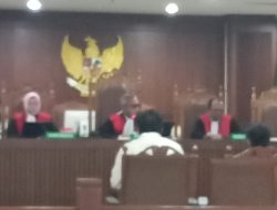 Pengeroyok Putri Indonesia Favorit 2010 Divonis Majelis Hakim PN Jakarta Pusat Percobaan Dari Ancaman Maksimal Pasal Dakwaan Lima Tahun Enam Bulan Penjara