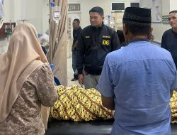 Wujud Kepedulian Terhadap Anggota, Kapolres Aceh Timur Besuk Anggota Tengah Sakit Akibat Laka Lantas