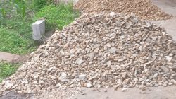 Material Batu Ukuran 3/5 Dilokasi Proyek Pekerjaan Jalan Simpang JTS Menuju Perkantoran Parbaba Diduga Didatangkan Bukan Dari Stone Cruiser