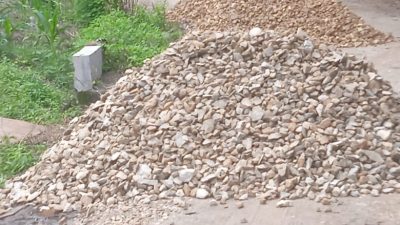 Material Batu Ukuran 3/5 Dilokasi Proyek Pekerjaan Jalan Simpang JTS Menuju Perkantoran Parbaba Diduga Didatangkan Bukan Dari Stone Cruiser