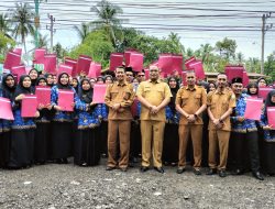 Kacabdin Pendidikan Aceh Timur Serahkan SK Gubernur Tentang Pengangkatan PPPK Tahap I Formasi 2024