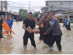 Aksi Heroik Seorang Personil Polsek Idi Rayeuk Bantu Evakuasi Warga di Tengah Banjir