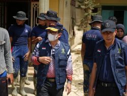 Pasca Banjir, Kemenkum Aceh bersama Taruna Poltekpin Bersihkan Rumah Warga di Kuala Simpang