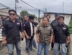 FWJ Indonesia Korwil Kabupaten Bekasi Gelar Aksi Sosial Babat Ilalang dan Perbaikan Jalan Rusak